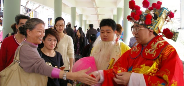 Dr Lo Wai-kwok, in his identity as the God of Good Fortune, has a busy time distributing “lai-see” to the boisterous crowd.