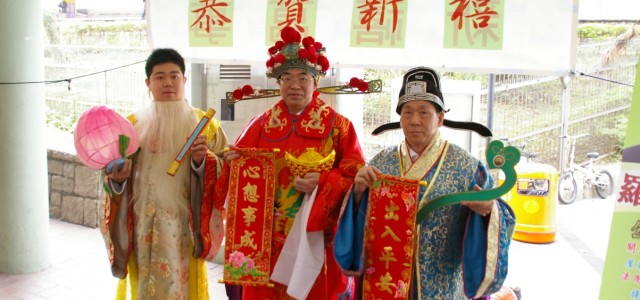 The combination of BPA legislative Council member Dr Lo Wai-kwok (middle), Tai Po District Council member Mr Lo Sou-chour (right) and community affairs executive Mr Chow Ping-him (left) proves a crowd-drawer.