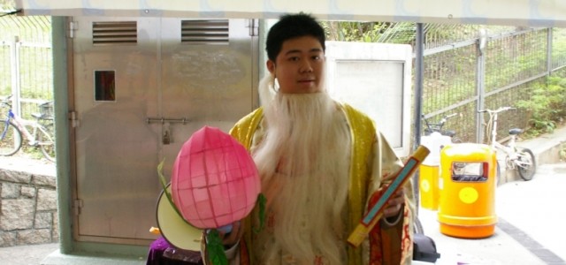 BPA Community affairs executive Mr Chow Ping-him poses as the God of Longevity – youngster version.  What a magic trick!  Grey hair turning shining black in an instant!