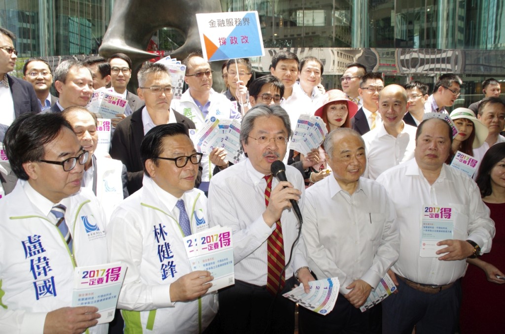 Members of the BPA, Mr John Tsang Chun-wah, Financial Secretary, (front row middle) and Mr Chow Chung-kong, member of the Executive Council, (front row second right), handed out the political reform pamphlets in Central. Mr John Tsang encouraged people to speak up in urging Legislative Councilors to approve the political reform plan.